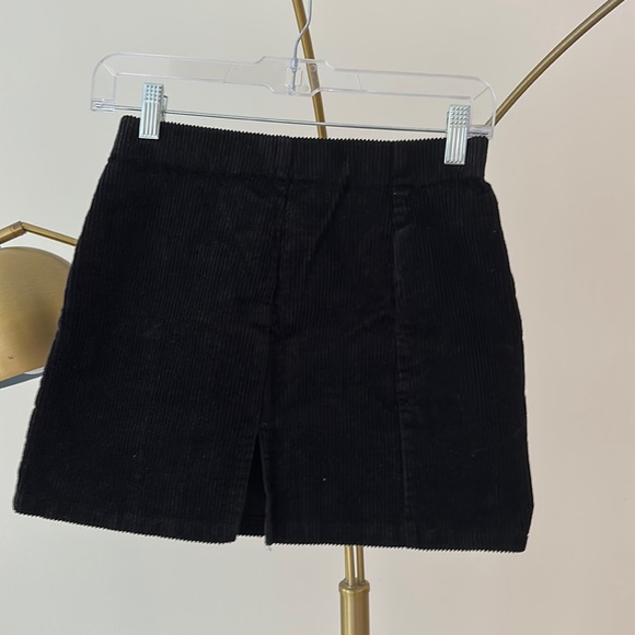 Black slit mini skirt similar to aritzia or princess polly - Picture 1 of 4